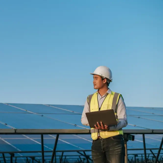 Instalasi panel surya oleh kontraktor EPC PLTS Indonesia