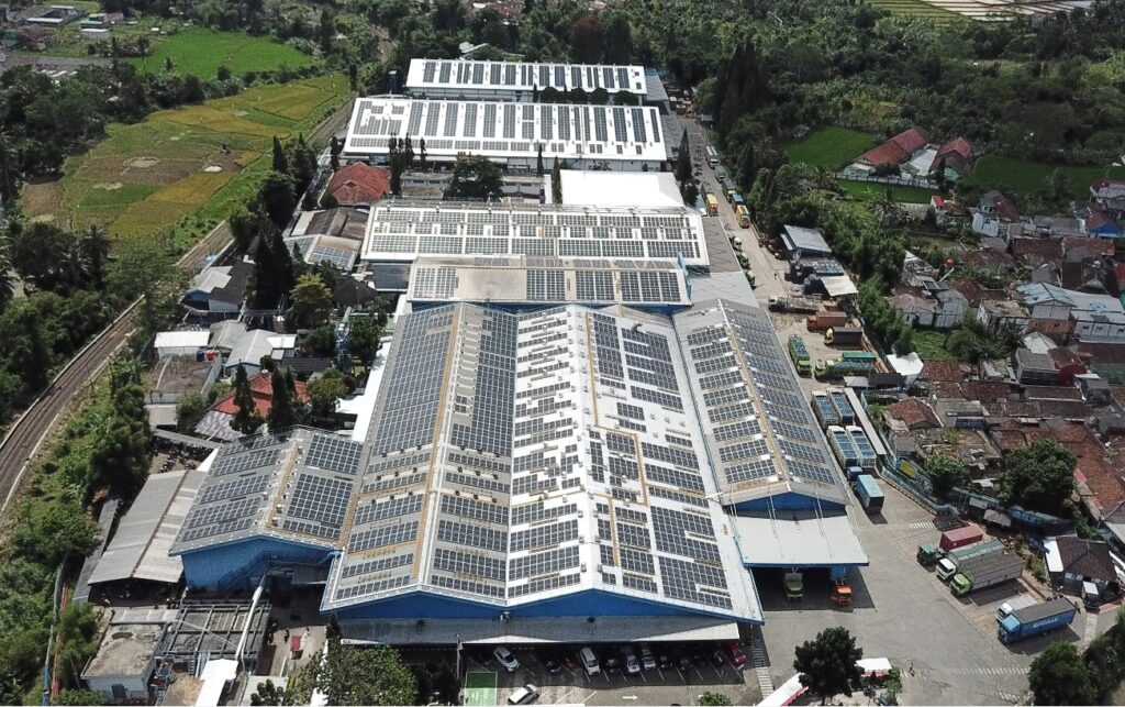 PLTS Atap berkapasitas 2.112 kWp di pabrik Mekarsari yang merupakan pabrik Danone-AQUA terbesar di Indonesia. PLTS Atap ini mampu menghasilkan listrik sebesar 2,3 GWh per tahun, serta mengurangi 1.916 ton CO2 per tahun.